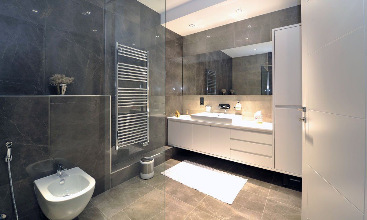 bagno moderno con mobili laccati di colore bianco