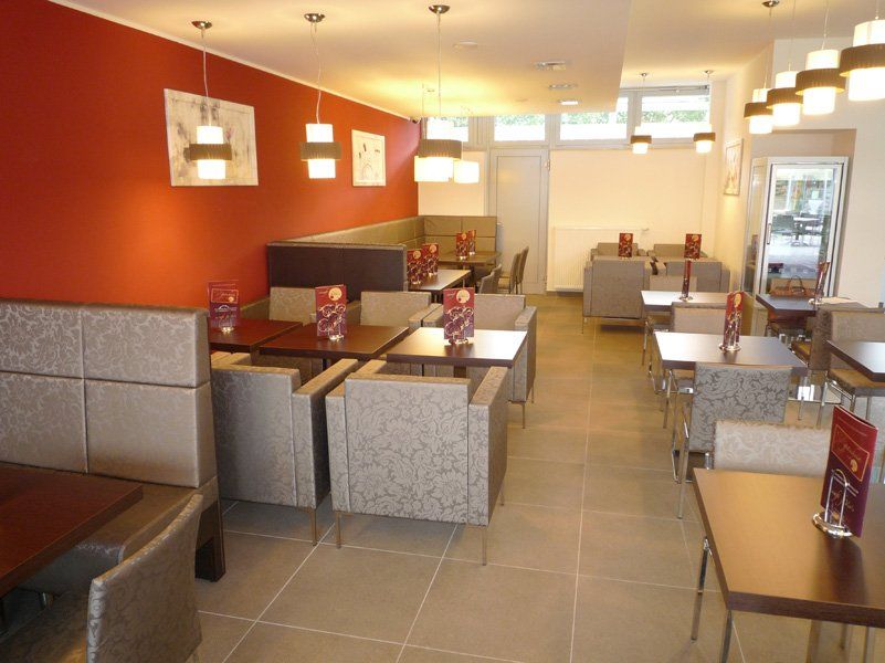 Poltroncine e tavolini nel bar