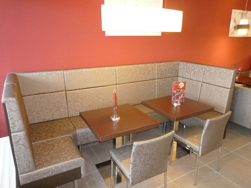 Angolo con tavolini del bar