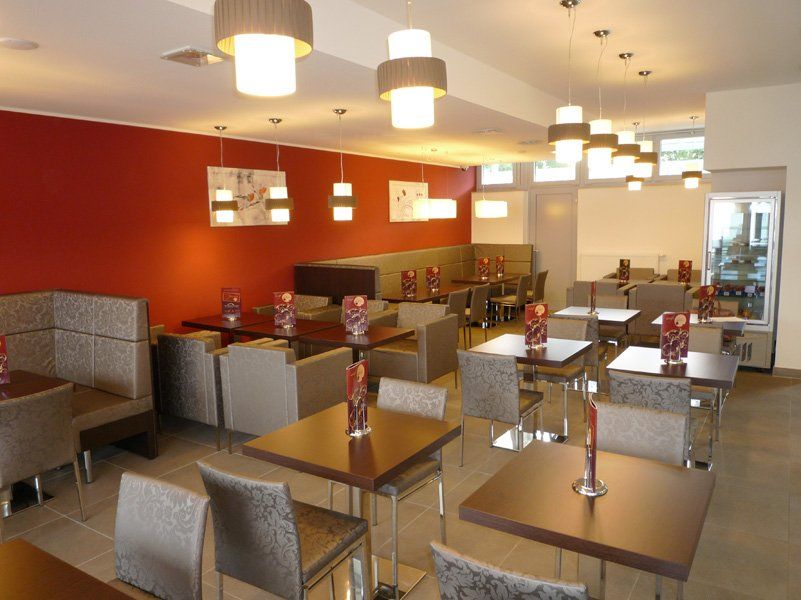 Interno di bar sui toni dell'arancione