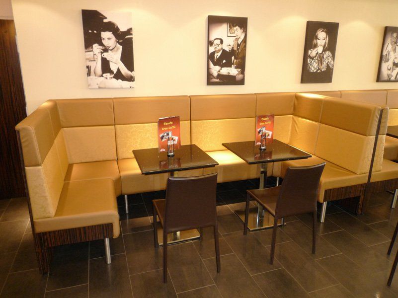 Due tavolini con divanetto dorato