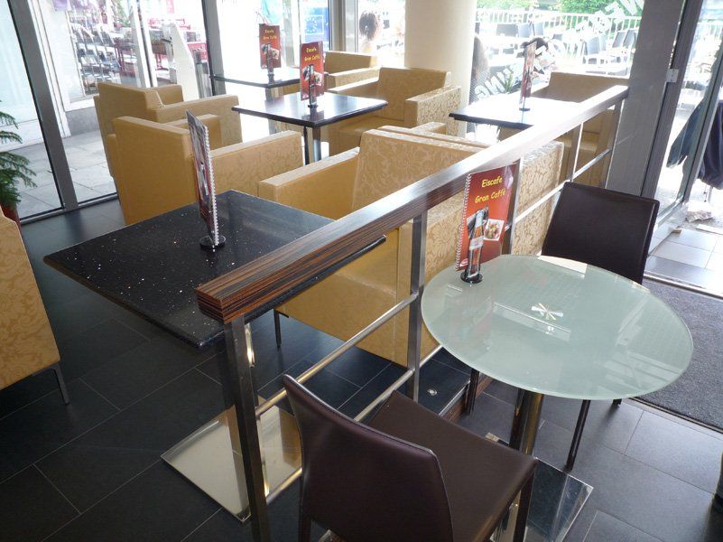 Vista sul bar con due tavolini