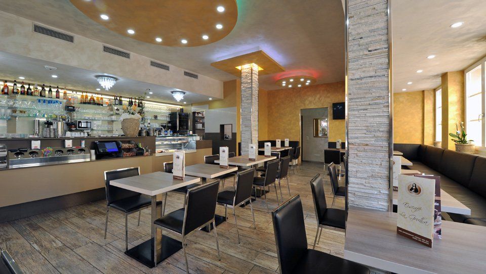 Arredamento bar con luci tonde