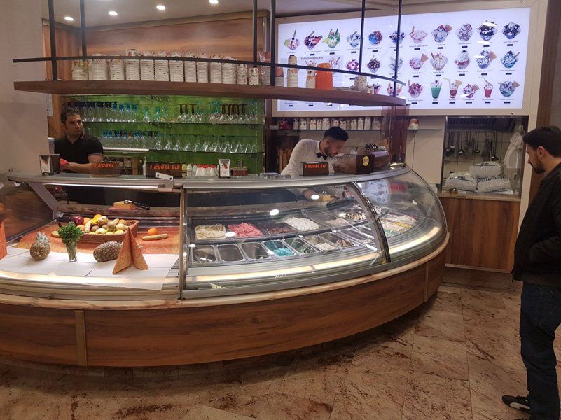 Espositore e banco frigo del bar