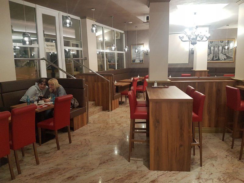 Arredo per bar sui toni del rosso