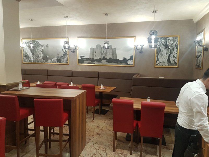 Tavolini e banco nel bar