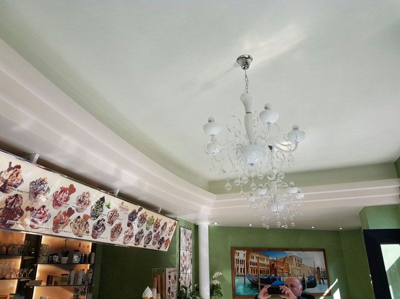 Lampadario di design in gelateria