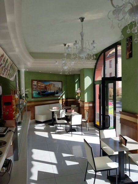 Panoramica dello spazio interno della gelateria