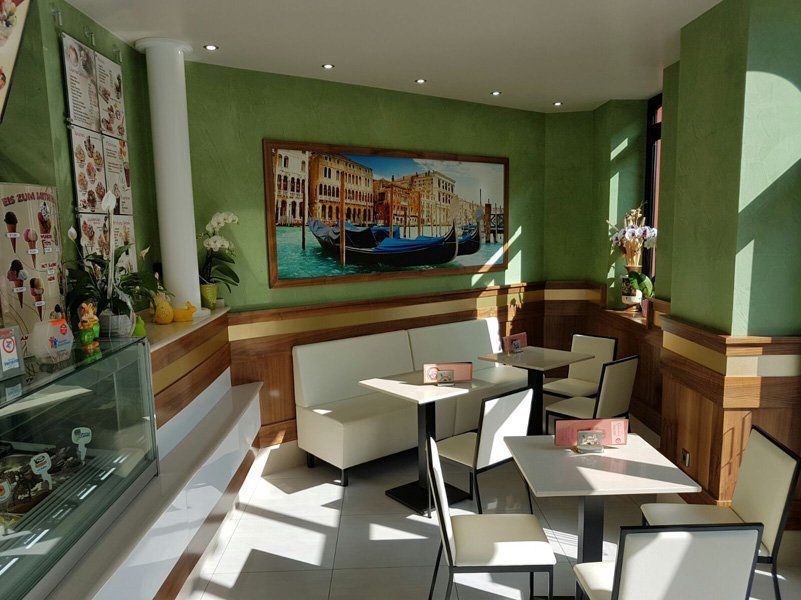 Tavolini gelateria con quadro