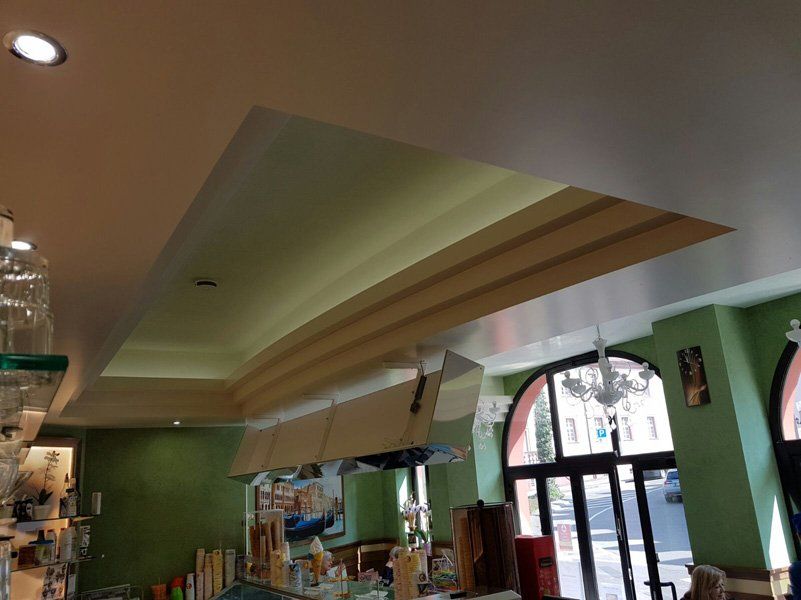 Interno gelateria con soffitto verde