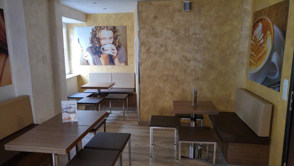 Visione interno del bar sui toni del marrone e ocra