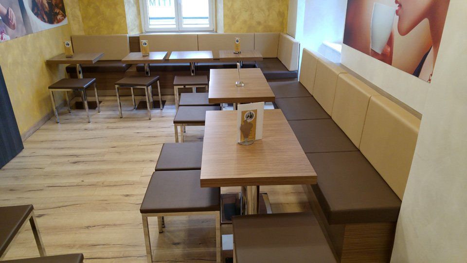 Bar con sgabelli di design