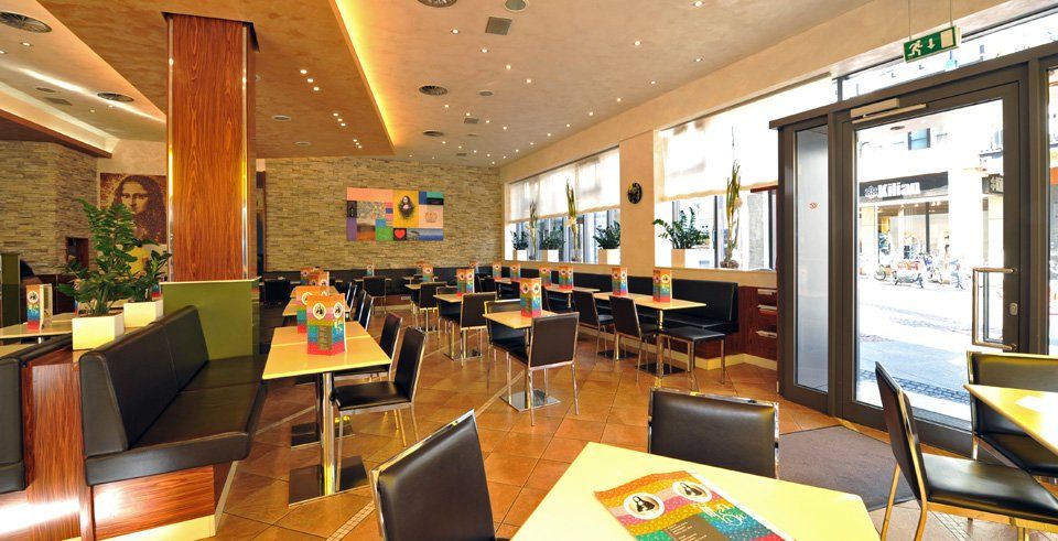 Area con tavolini del bar