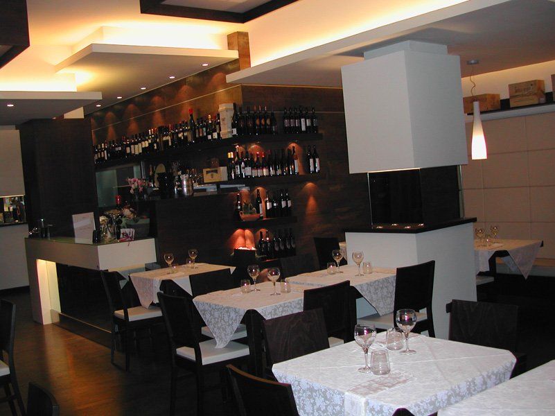 Vista dei tavoli del Moretto cafe