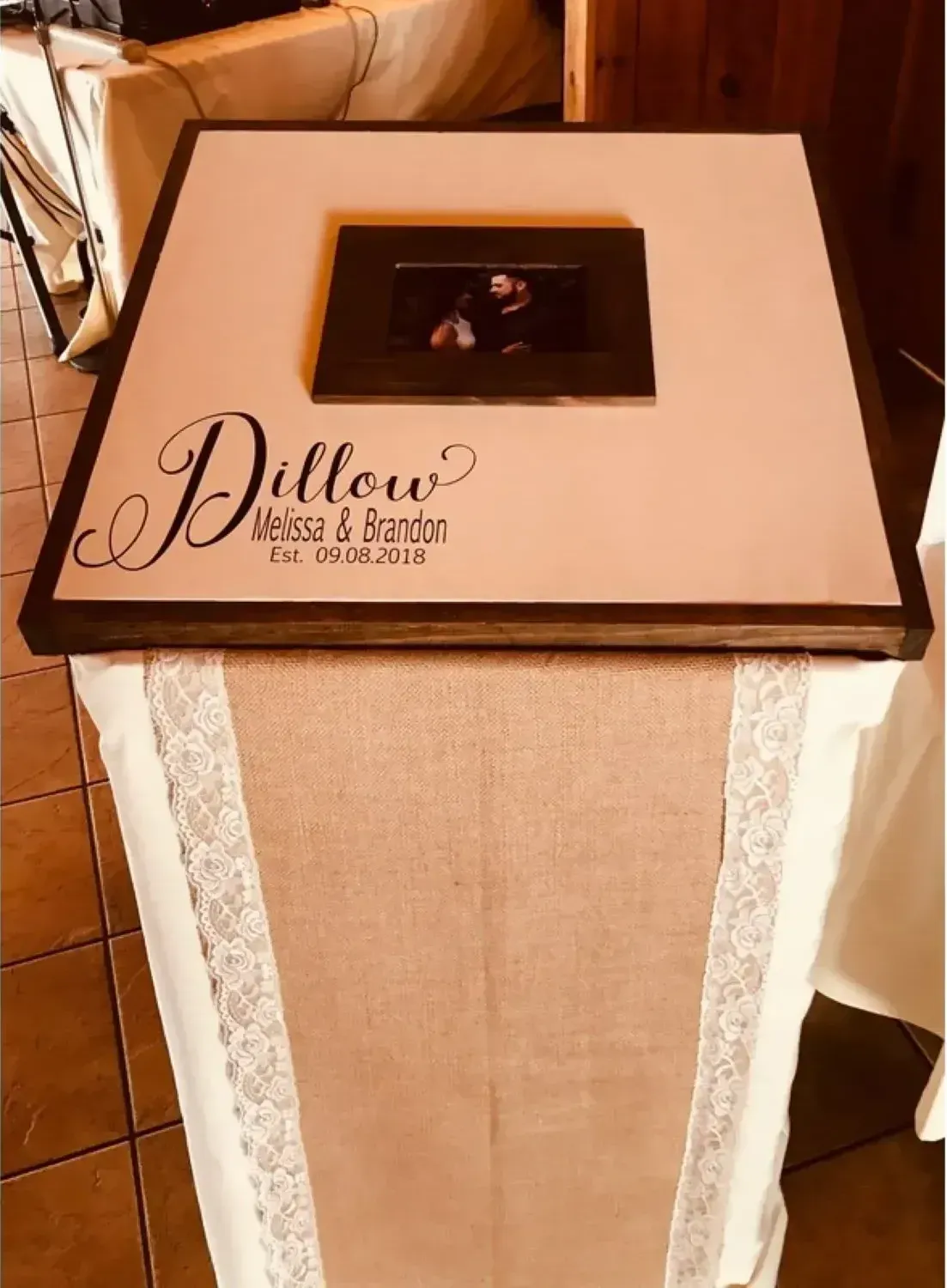 A table with a sign that says ' dillow ' on it