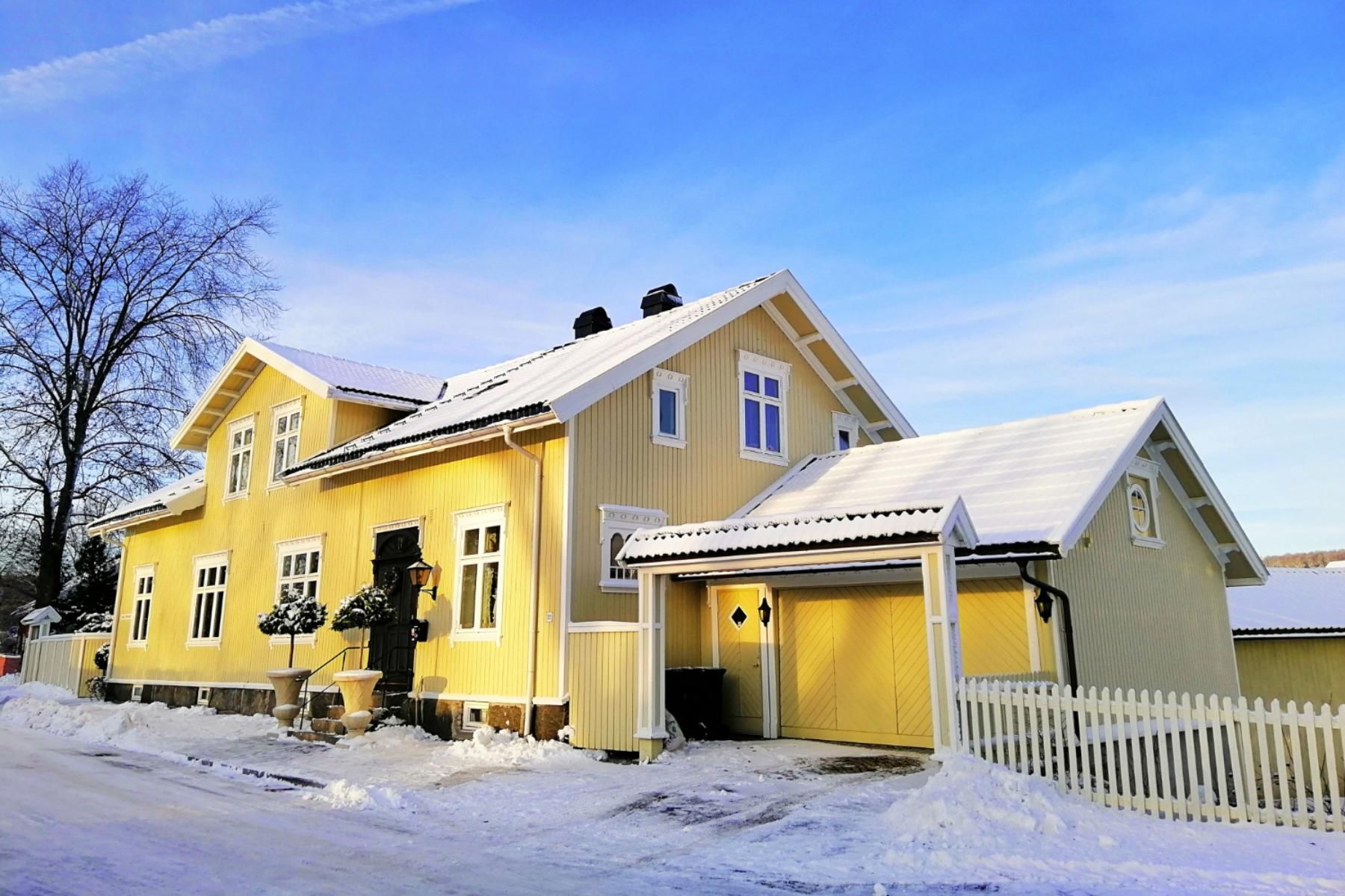 Saskatoon house with heavy snow causing paint damage