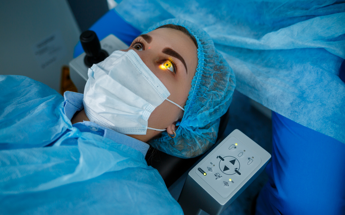 Peur de l’opération des yeux au laser ? Découvrez comment se déroule la chirurgie réfractive à Montp