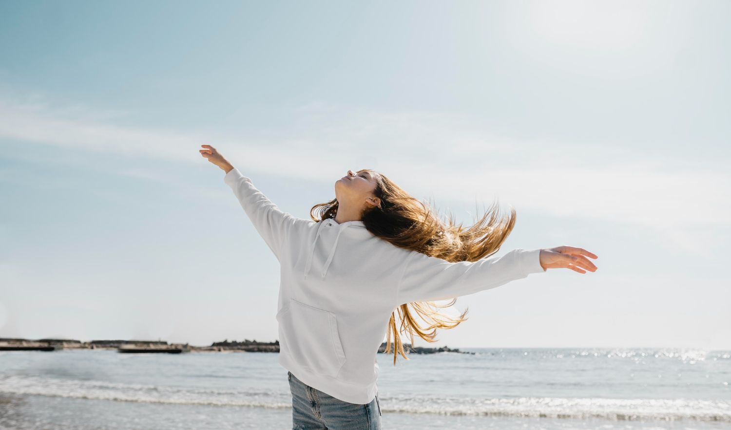 Pour des millions de Français, lunettes et lentilles sont devenues un réflexe. Un compagnon du quotidien… mais aussi une contrainte. Activités limitées, inconfort, dépendance permanente à une correction. La chirurgie réfractive change tout. Elle libère. Elle simplifie. Elle transforme durablement la vie. Et aujourd’hui, elle s’adresse à une grande variété de profils, pas seulement aux jeunes myopes. Le Dr André Tuil, ophtalmologiste à Montpellier, vous explique les coulisses d’une révolution visuelle.