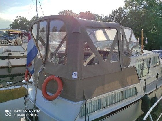 Een boot met een reddingsboei eraan bevestigd