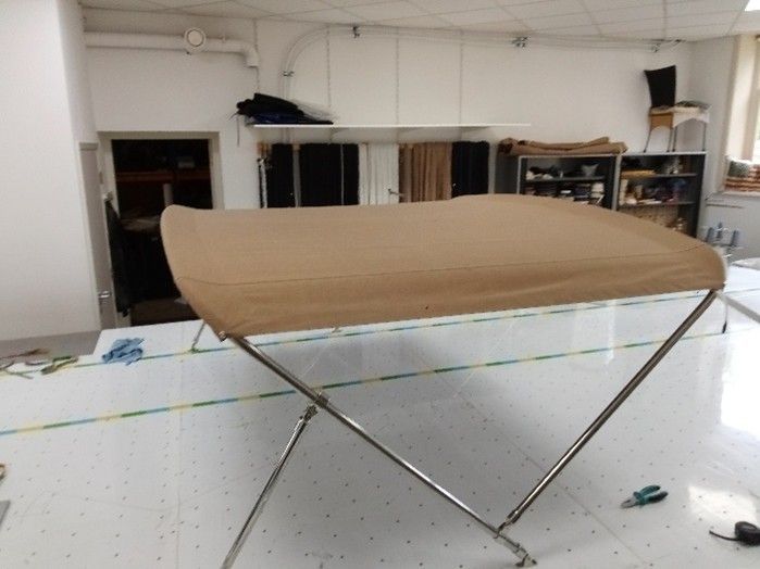 Een bruine luifel staat op een tafel in een kamer