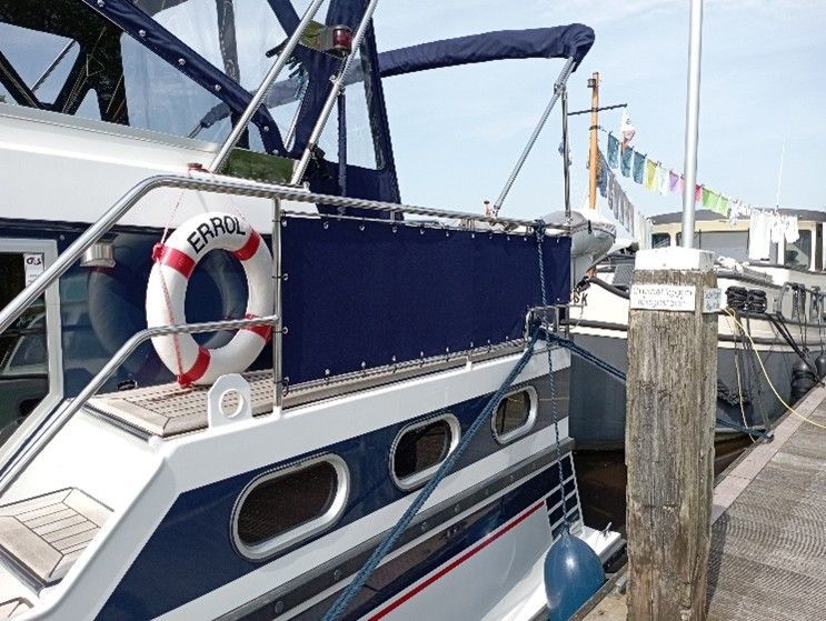 Een reddingsboei aan de zijkant van een boot met de tekst epack