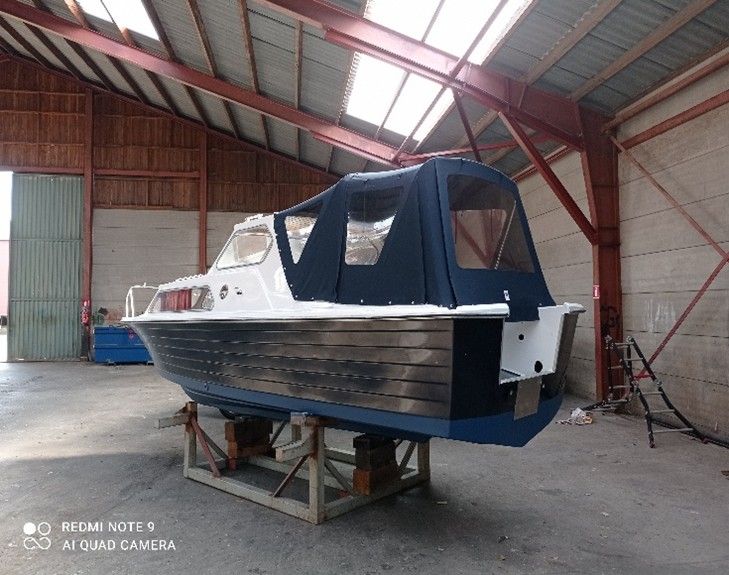 Een boot ligt in een pakhuis.