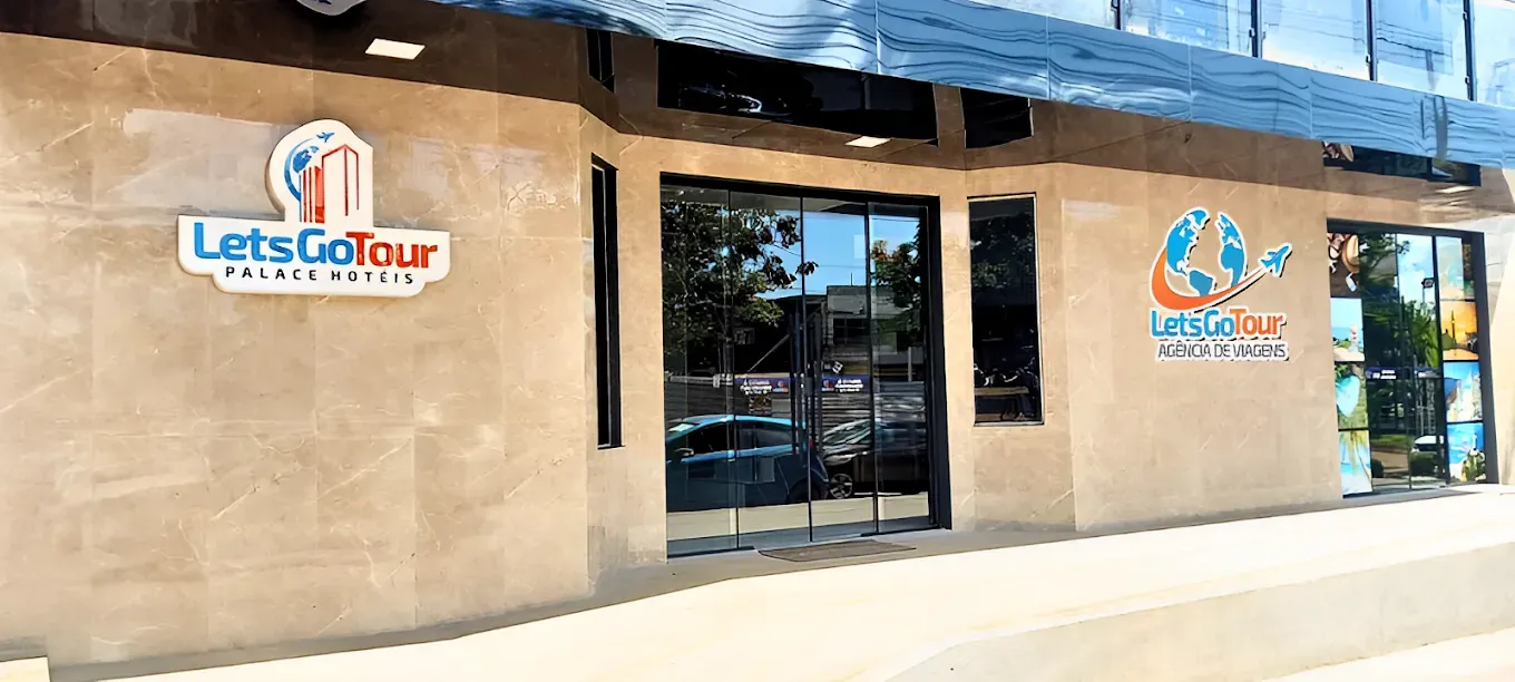 Um prédio com muitas janelas e uma placa que diz 