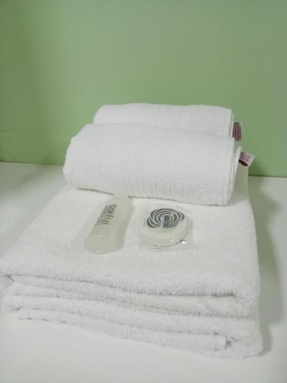 Uma pilha de toalhas brancas dispostas uma em cima da outra sobre uma mesa.