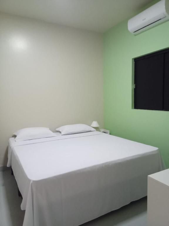 Um quarto com uma cama grande e uma janela