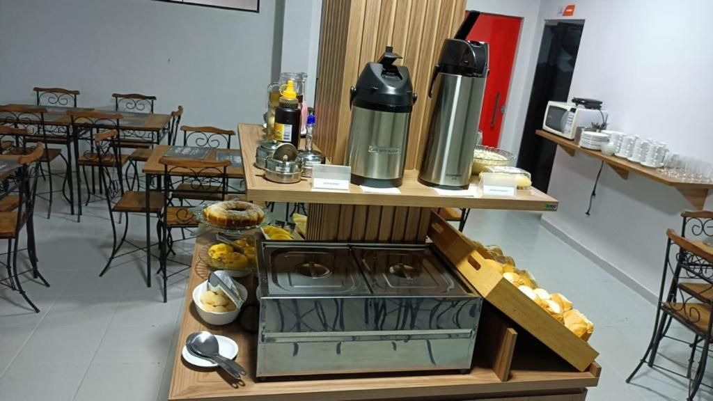 Uma mesa de bufê com uma variedade de comidas e bebidas em um restaurante.