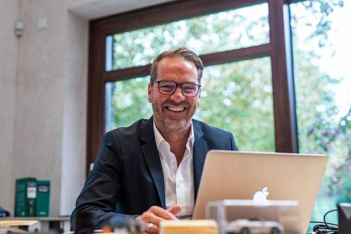 Andreas Schmitz arbeitet am Laptop