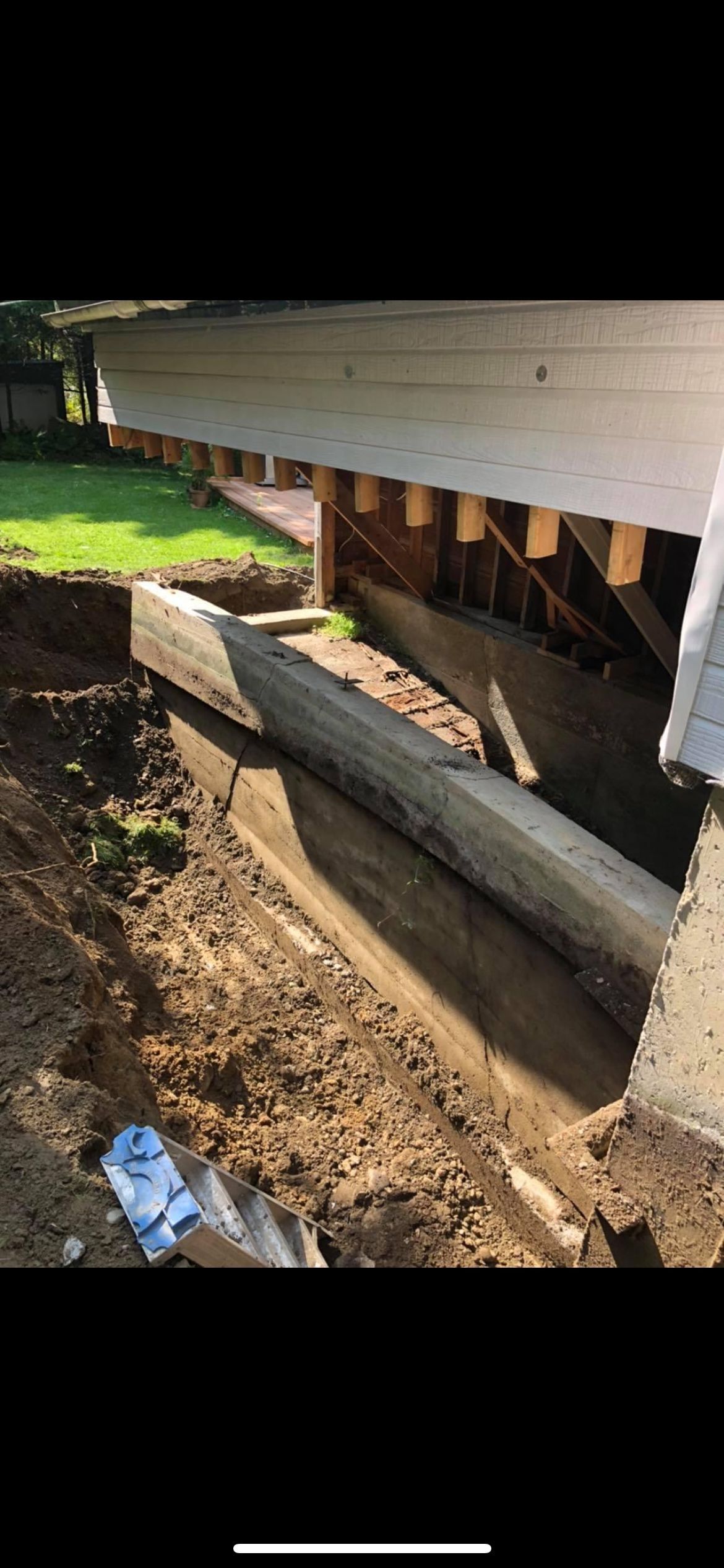 Des fouilles sous la structure en bois d'un bâtiment ont révélé des fondations en béton et des poutres apparentes.