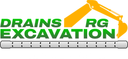 Logo pour Drains RG Excavation avec un bras d'excavatrice et un dessin de tuyau de drainage.