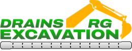 Logo de RG Drains Excavation : Texte vert avec un bras d’excavatrice jaune au-dessus d’un dessin de tuyau de drainage.