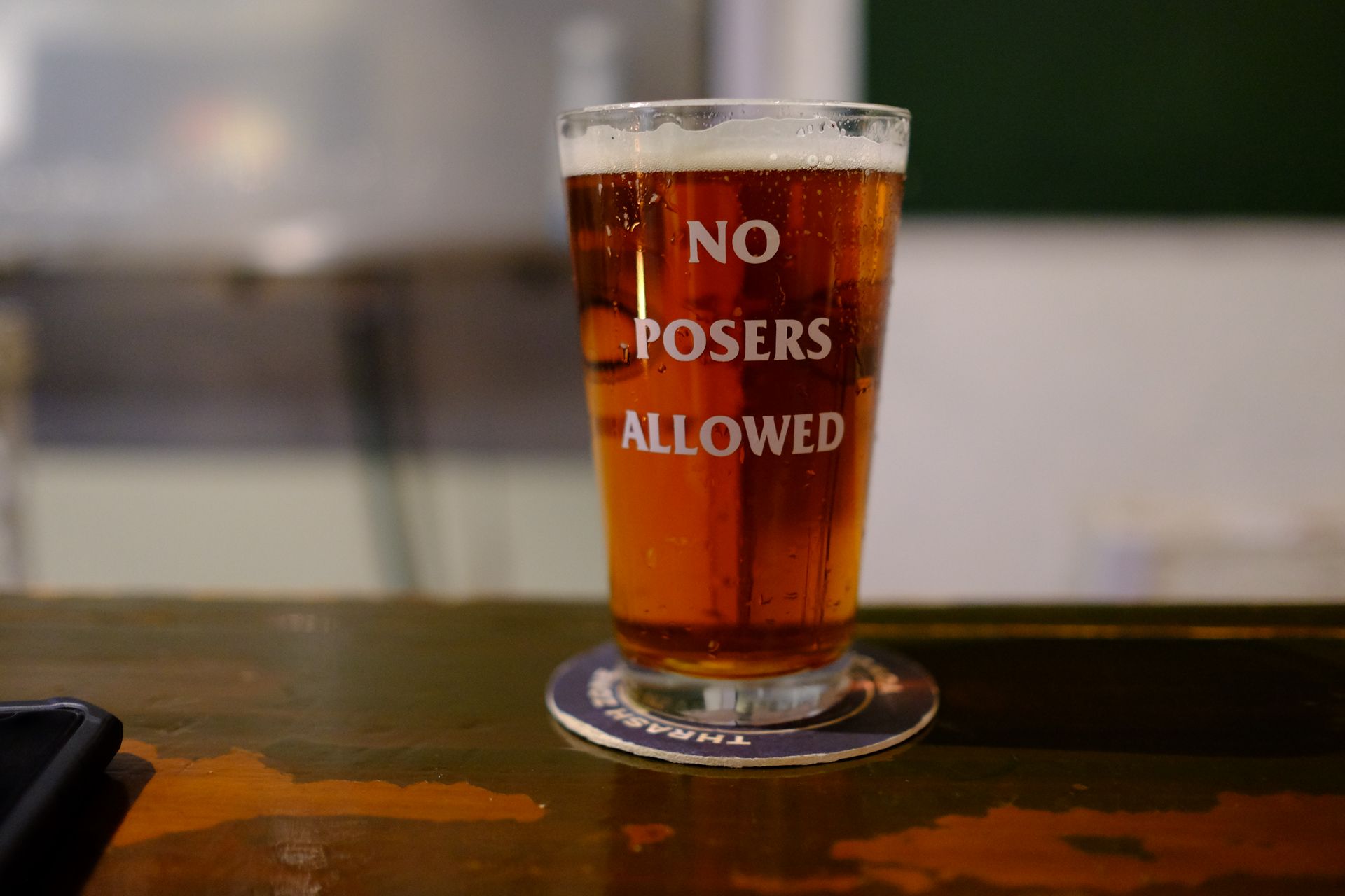 A pint of IPA with “No Posers Allowed” 문구가 적힌 IPA 맥주잔, symbolizing real craft beer culture. 