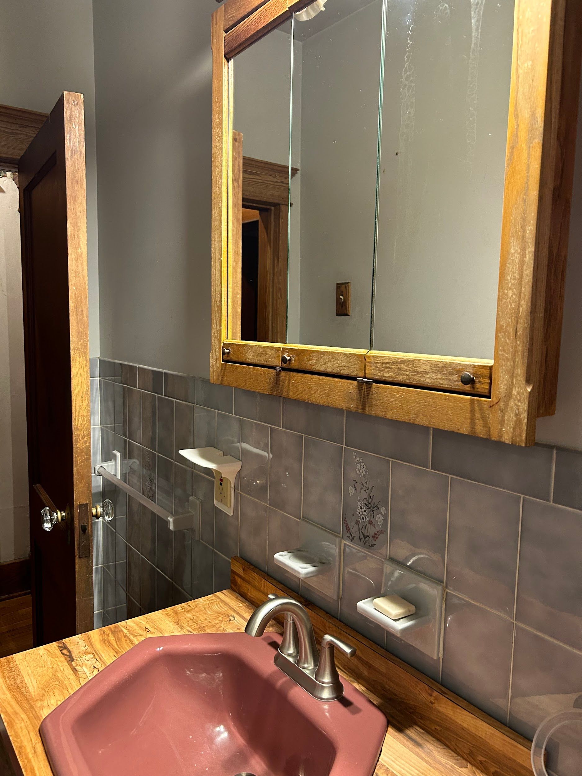 A bathroom with a sink and a mirror above it