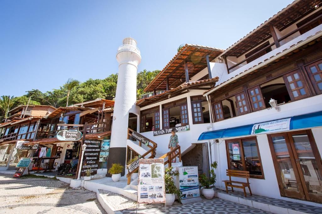 Há um farol no meio do edifício.