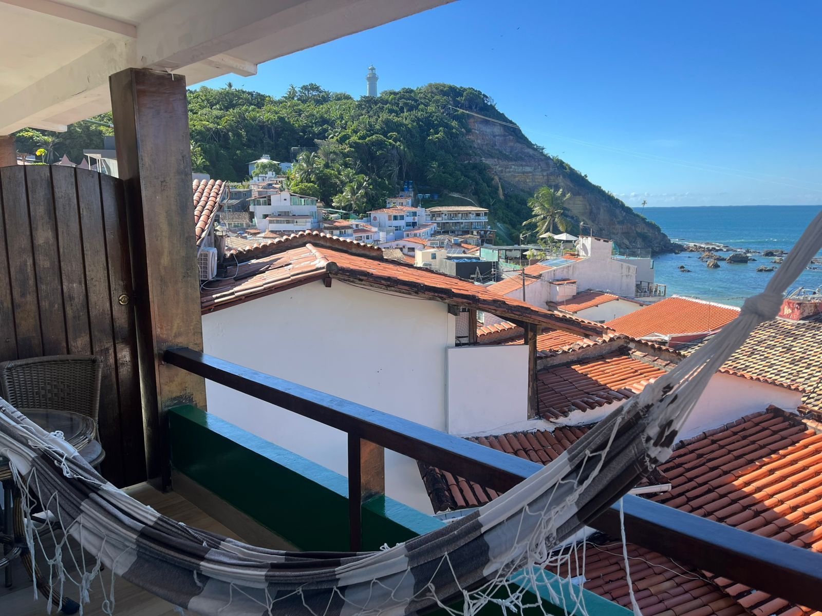 Uma rede está sentada em uma varanda com vista para o oceano