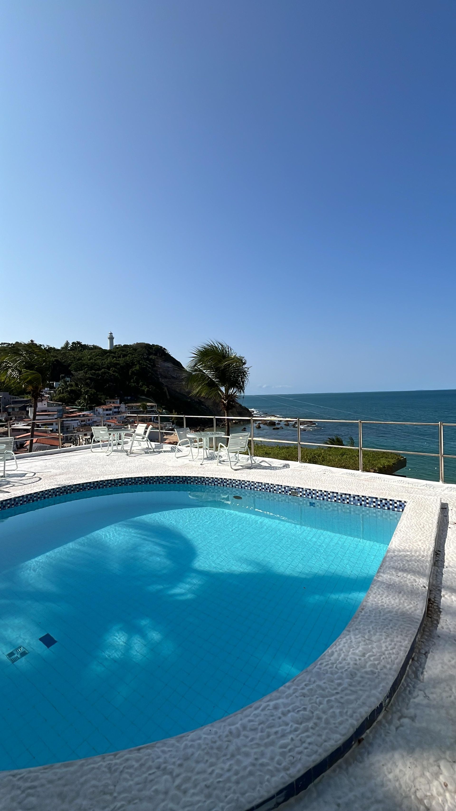 Uma grande piscina com vista para o oceano.