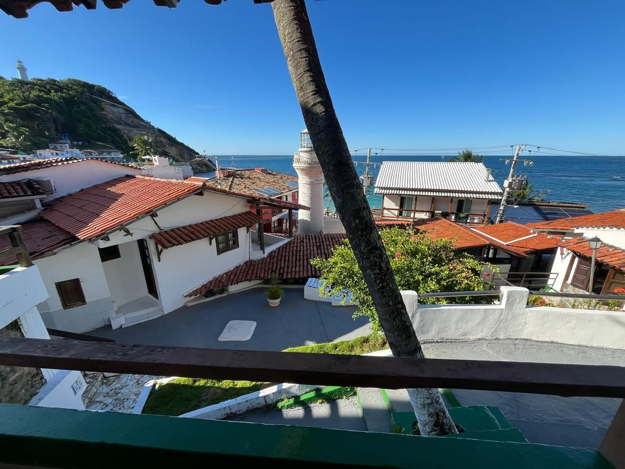 Uma vista de uma cidade de uma varanda com vista para o oceano