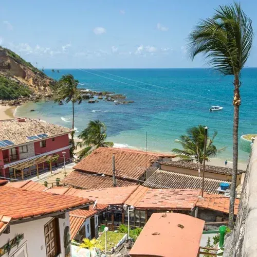 Uma vista aérea de uma pequena cidade próxima ao oceano