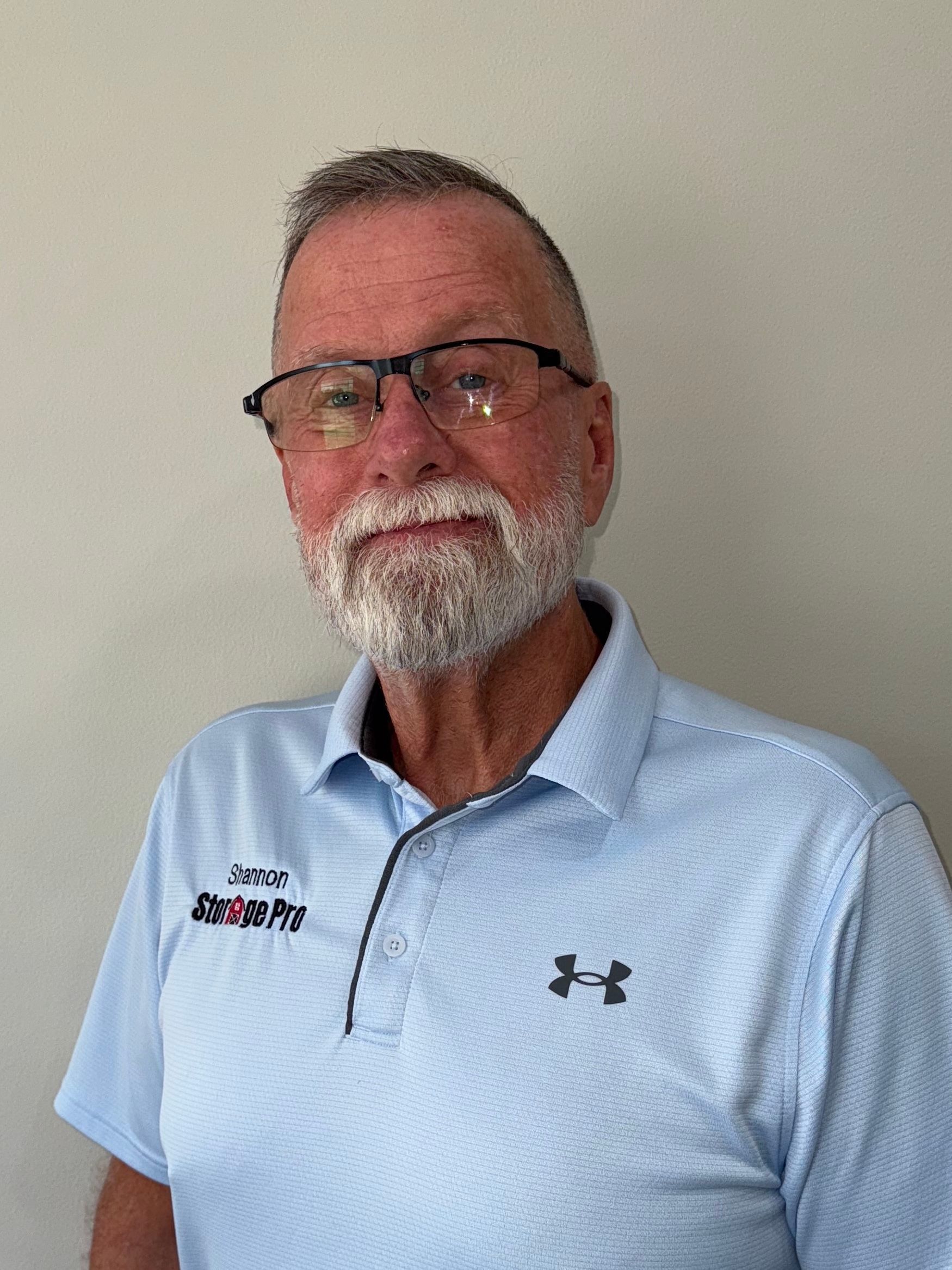 A man and a woman are posing for a picture in front of a white house.