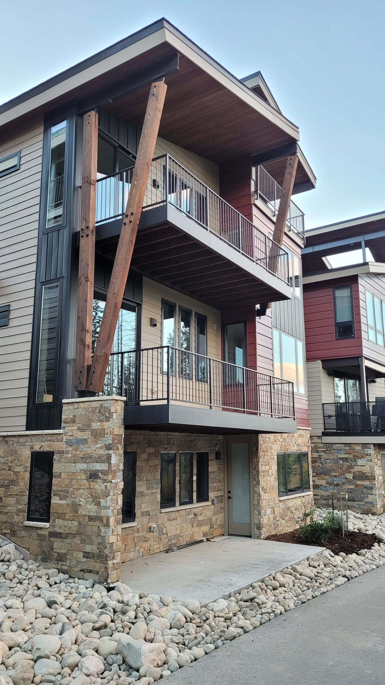 A large house with a lot of windows and a balcony.