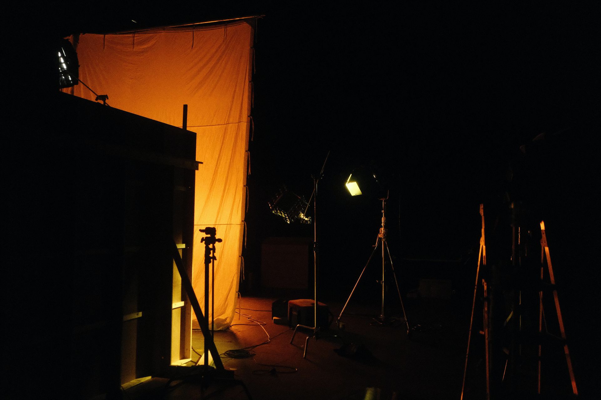 Virtual video production behind the scenes using LED walls