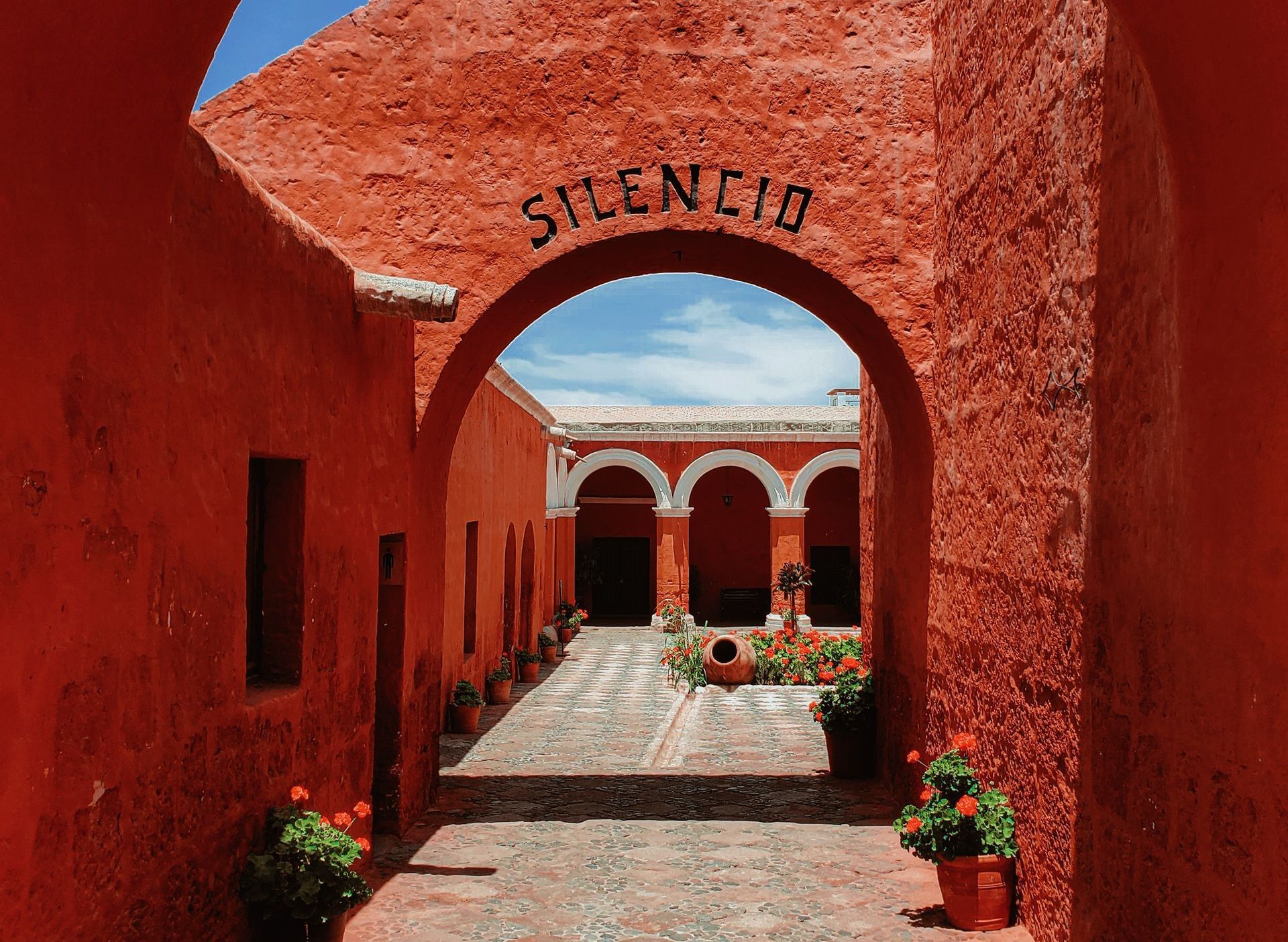 Old world architecture with the word silencio