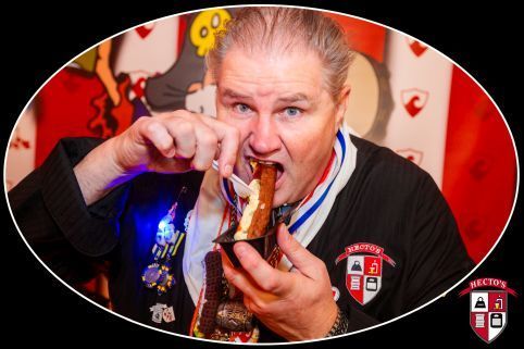 Een logo voor hecto's heeft een schild met een gewicht van 100kg erop