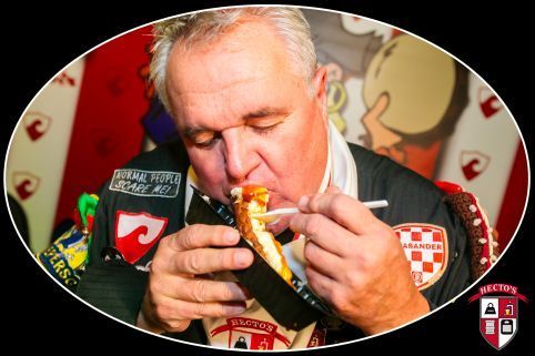 Een logo voor hecto's heeft een schild met een gewicht van 100kg erop