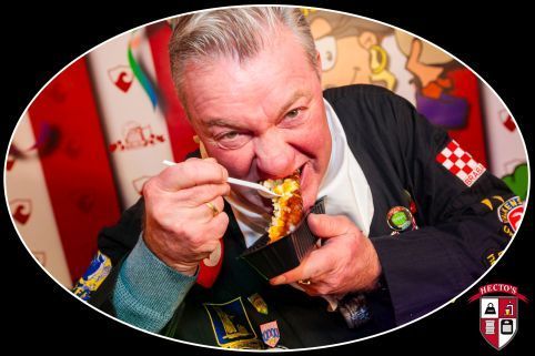 Een logo voor hecto's heeft een schild met een gewicht van 100kg erop