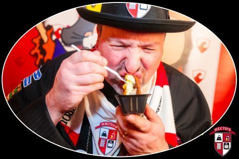 Een logo voor hecto's heeft een schild met een gewicht van 100kg erop