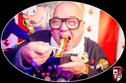 Een logo voor hecto's heeft een schild met een gewicht van 100kg erop